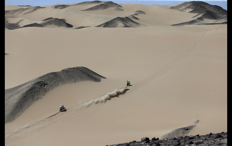 Dos motociclistas compiten en la tercera etapa del Desafío Inca en el desierto de Ica, Perú. EFE/E. Arias