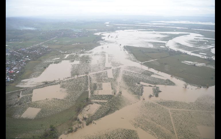 Campos de arroz y maíz quedaron bajo el agua en la población filipina de Alcala.
