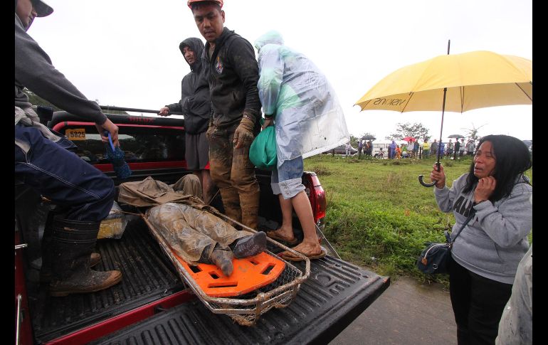 Rescatistas recuperan un cadáver tras un alud en Baguio. Al día siguiente del paso de 