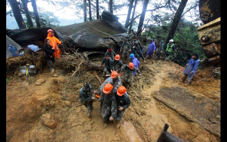La mayoría de las muertes se produjeron a causa de deslizamientos de tierra en las zonas montañosas que recibieron las lluvias torrenciales y fuertes vientos que arrastró 