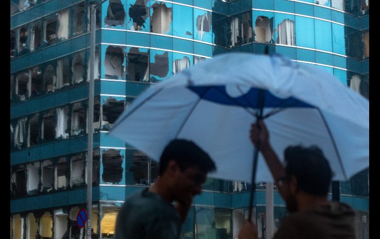 Aunque pasó a unos cientos de kilómetros al sur de la excolonia británica, el tifón sembró el caos en Hong Kong, donde arrancó árboles, destrozó ventanas e hizo tambalear los rascacielos de viviendas.