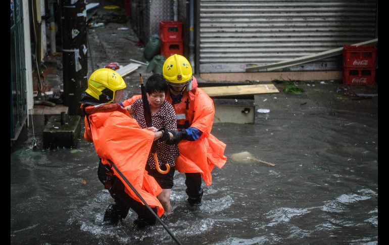 Rescatistas auxilian a una mujer en Lei Yu Munk, Hong Kong.