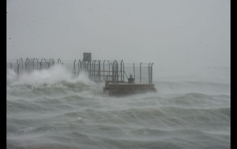 Olas azotan en Hong Kong. Los vientos registrados por el observatorio meteorológico de Hong Kong alcanzaron hasta los 180 km/h en una isla situada cerca de su costa, así como ráfagas de hasta 230 km/h en la ciudad.