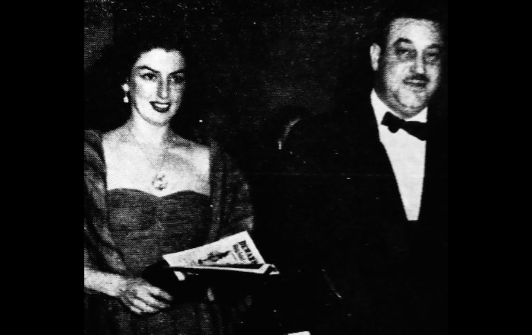 De época. Y en una época y un mundo que parecen ser de otro planeta... cuando la gente realmente se vestía para asistir al teatro, ya no digamos a la Ópera a presenciar “Norma” de Bellini con la “soprano absoluta del siglo” la gran María Callas. Vemos llegar a “Bellas Artes” a Luis Osio y Torres Rivas y la deslumbrante María Victoria Rivas de Osio, entonces una de las parejas más elegantes de México.  FOTOS CORTESÍA / F. Partida