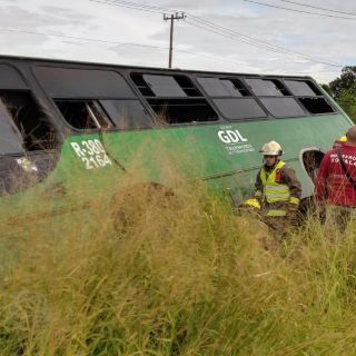 Volcadura de autobús de la ruta 380 deja 25 lesionados