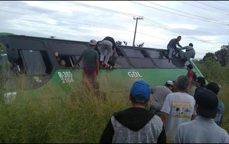 Pasajeros salen de la unidad tras registrarse la volcadura. ESPECIAL