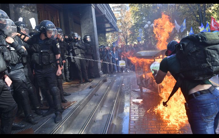 Los manifestantes, de varios movimientos de la extrema derecha, según medios locales, recurrieron a cartuchos de gas lacrimógeno y piedras. AFP/ S. Supinsky