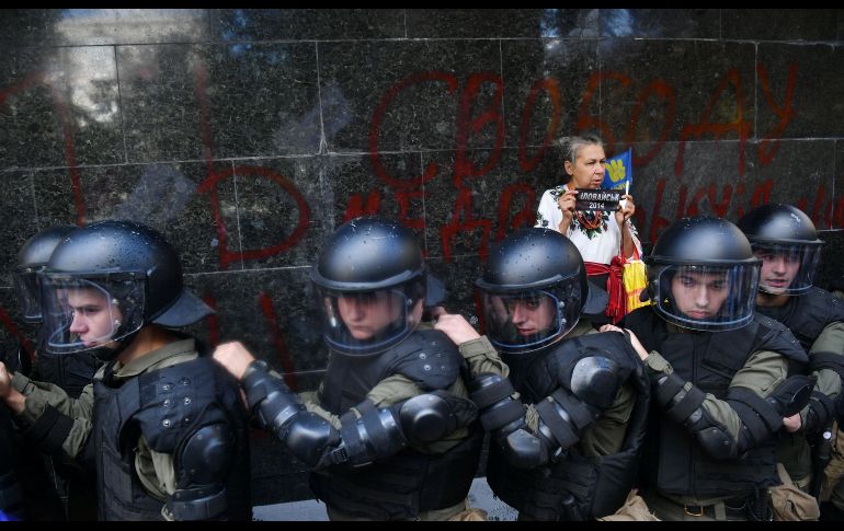 Los manifestantes, de varios movimientos de la extrema derecha, según medios locales, recurrieron a cartuchos de gas lacrimógeno y piedras. AFP/ S. Supinsky