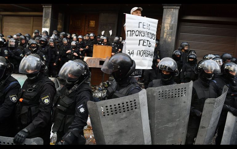 Los manifestantes, de varios movimientos de la extrema derecha, según medios locales, recurrieron a cartuchos de gas lacrimógeno y piedras. AFP/ S. Supinsky