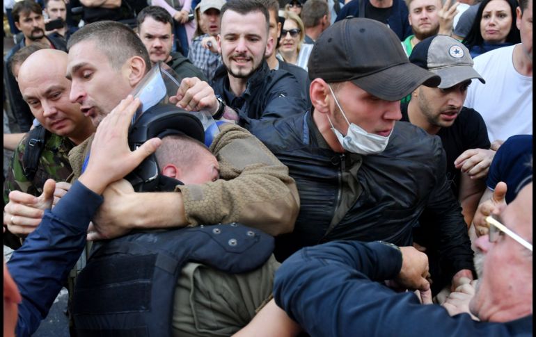 Los manifestantes, de varios movimientos de la extrema derecha, según medios locales, recurrieron a cartuchos de gas lacrimógeno y piedras. AFP/ S. Supinsky