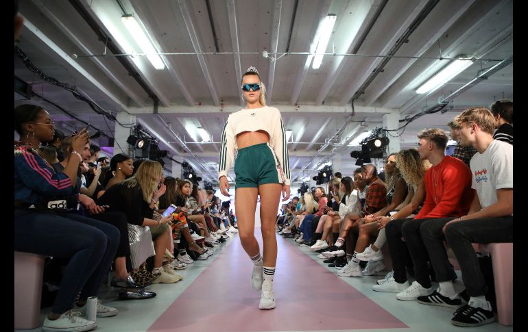 Una modelo desfila en la presentación de la colección de  Hailey Baldwin para Adidas, en el marco de la Semana de la Moda en Londres, Inglaterra. AP/V. Le Caer