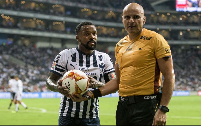 La acción protagonizada por Pabón (I) ocurrió al minuto 82'. El ábritro Franciso Chacón (D) no amonestó al jugador de Monterrey.  MEXSPORT/ARCHIVO