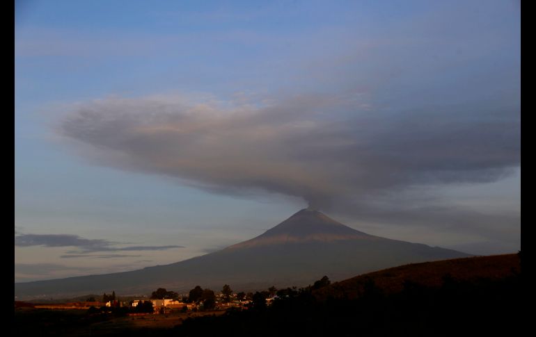 El volcán Popocatépetl en Atlixco, Puebla, emite una fumarola de ceniza y vapor de agua que recorre varios kilómetros. En 24 horas se identificaron 189 exhalaciones acompañadas de vapor de agua, gas y ligeras cantidades de ceniza, así como una explosión este pasado domingo. EFE/H. Ríos