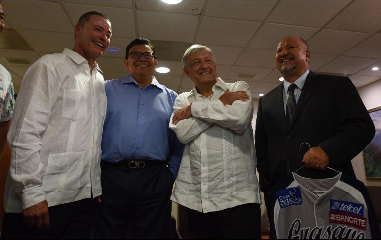 López Obrador aprovechó para agradecer la invitación que le hizo el dueño de los Dodgers para tirar la primera bola. NTX / ESPECIAL