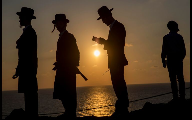 Judíos ultraortodoxos realizan una oración especial llamada Tashlich, antes de la festividad de Yom Kipur, a lo largo del Mar Mediterráneo, cerca de la ciudad de Herzeliya, Israel. EFE/A. Safadi