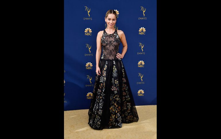 Emilia Clarke desfiló por la alfombra roja de los Emmy 2018. AFP / F. Harrison