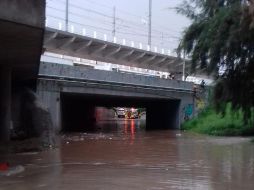 Inundación en el paso a desnivel de Avenida Patria y Américas. Especial / Bomberos de Guadalajara