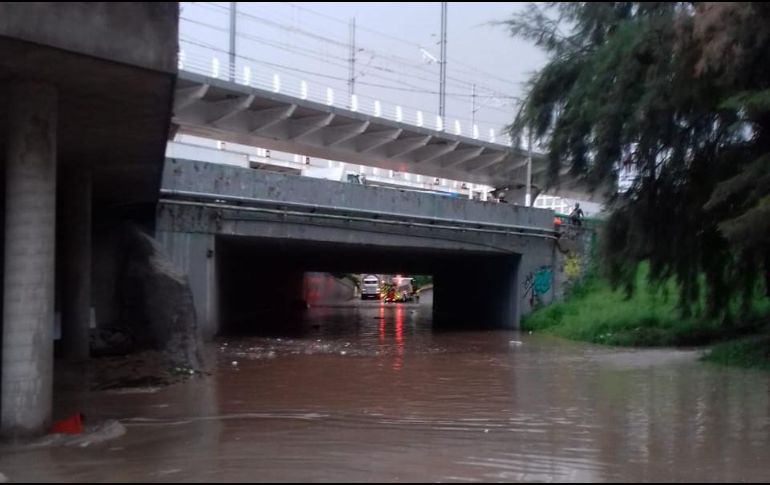 Inundación en el paso a desnivel de Avenida Patria y Américas. Especial / Bomberos de Guadalajara