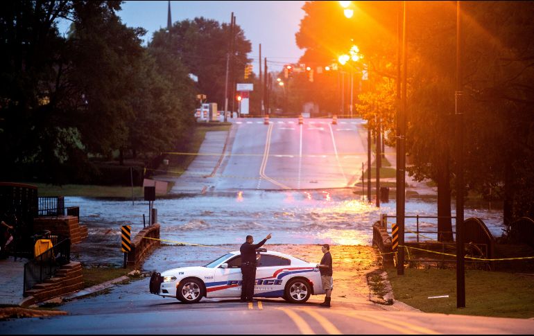 Un policía conversa con un residente mientras las inundaciones causadas por el huracán Florence comienzan a descender en Fayetteville. EFE/J. Lo Scalzo