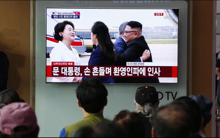 Surcoreanos observan la transmisión por televisión de la llegada del presidente surcoreano, Moon Jae-in, y su esposa, Kim Jung-sook, al Aeropuerto Internacional Sunan, en Pyongyang. EFE/K. Hee-Chul