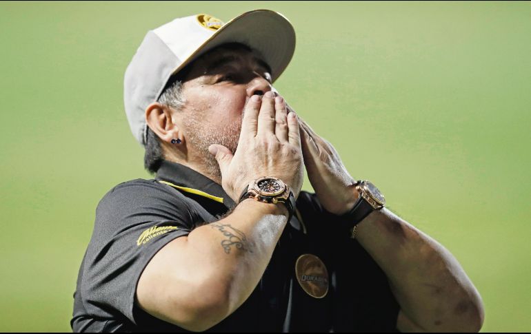 Al finalizar la goleada de Dorados sobre Cafetaleros, Maradona se dirigió hacia una de las tribunas del Estadio Banorte y festejó con los seguidores del Gran Pez. AP / E. Verdugo