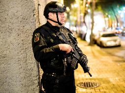 Los policías también decomisaron un arma de fuego, un vehículo y siete motocicletas. AFP/P. Pardo