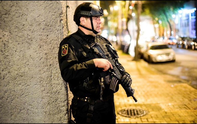 Los policías también decomisaron un arma de fuego, un vehículo y siete motocicletas. AFP/P. Pardo