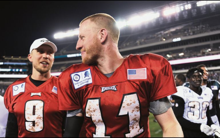 El regreso de Carson Wentz (#11) significa que Nick Foles (#9) vuelva como suplente, pese al buen trabajo que ha tenido comandando la ofensiva de los Eagles. AP