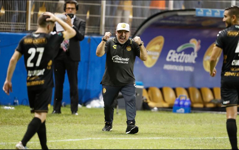 ''(Maradona) Generó una revolución tan grande en Sinaloa que ya se ganó el cariño de los mexicanos y hasta el de sus rivales'', dice el popular Diario Olé. AP / E. Verdugo