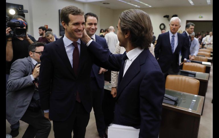 El expresidente del Gobierno español José María Aznar, acompañado por el presidente del Partido Popular, Pablo Casado, poco antes de su comparecencia ante la comisión de investigación sobre la presunta financiación ilegal del Partido Popular en el Congreso en Madrid. EFE/J. Hidalgo