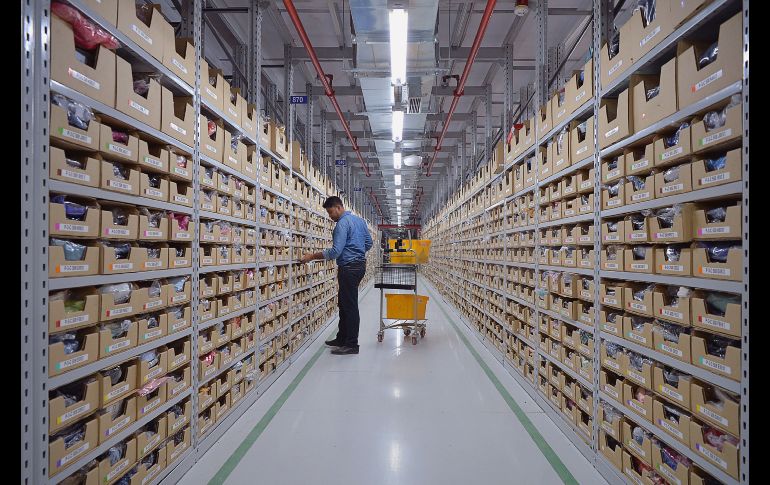 Un trabajador de Amazon retira productos en un nuevo centro de almacenamiento de la compañía en Bangalore, India. AFP/M. Kiran
