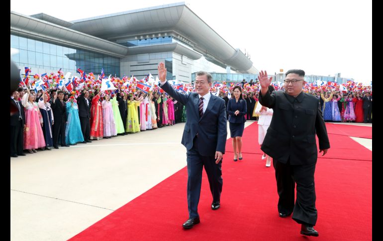 El presidente surcoreano Moon Jae-in (2 d) saluda junto al líder norcoreano Kim Jong-un (d) durante una ceremonia de bienvenida en el Aeropuerto Internacional Sunan en Pyongyang, Corea del Norte. La tercera Cumbre Intercoreana se realiza entre el 18 y el 20 de septiembre en Pyongyang. AP/Pyongyang Press Corps