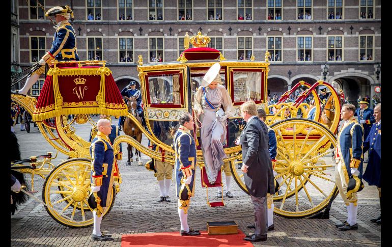 El rey de Holanda Guillermo Alejandro y la reina Máxima llegan a la ceremonia de inicio del nuevo año parlamentario en La Haya, donde el rey da su 