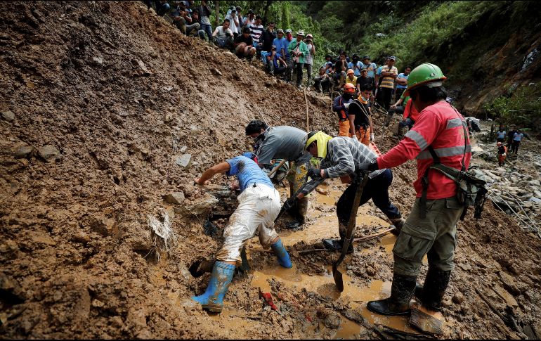 Cerca de un centenar de rescatistas, miembros de organizaciones no gubernamentales y voluntarios remueven sin cesar las rocas.