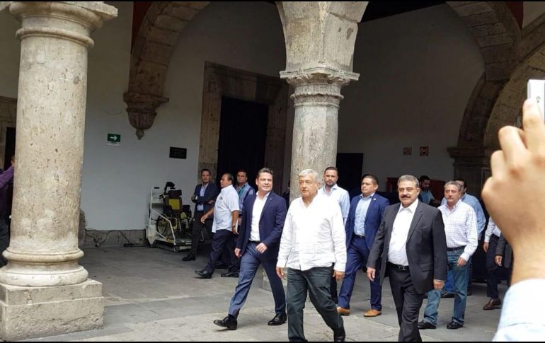 López Obrador, que presentará un programa para atención de grupos vulnerables, saludó a familiares de personas desaparecidas que se manifiestan e ingresó a Palacio entre algunos gritos y justicia. EL INFORMADOR / R. Rivas