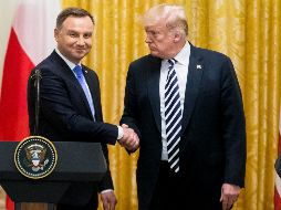 El presidente estadounidense, Donald Trump (d), y el presidente de Polonia, Andrzej Duda (i), se saludan durante una rueda de prensa conjunta. EFE/M. Reynolds