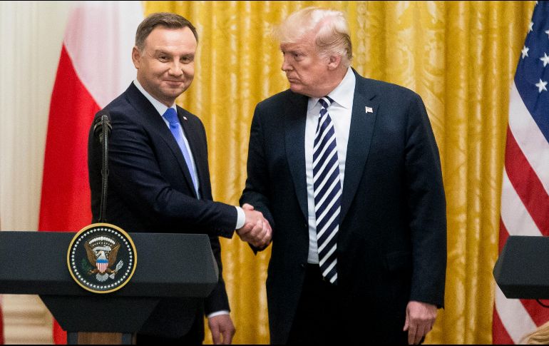 El presidente estadounidense, Donald Trump (d), y el presidente de Polonia, Andrzej Duda (i), se saludan durante una rueda de prensa conjunta. EFE/M. Reynolds
