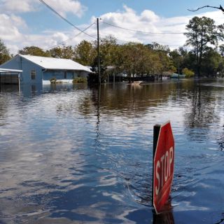 Habitantes de zona azotada por "Florence" aún no pueden volver