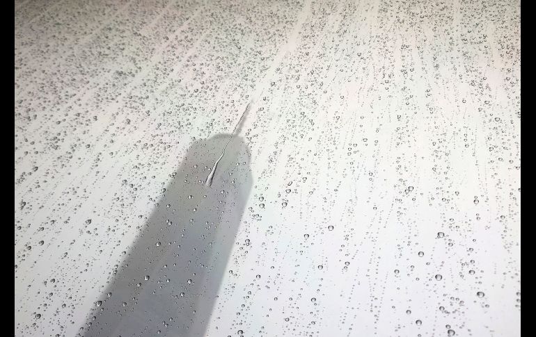 Gotas de lluvias se ven en una ventana con la torre del One World Trade Center al fondo, en Nueva York,  Estados Unidos. AP/W. Maye-E