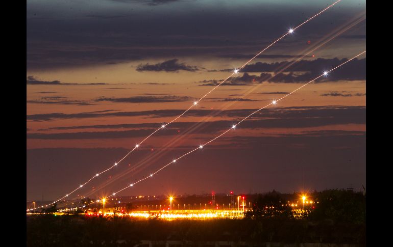 Una foto de larga exposición muestra las luces de un avión al aterrizar en el aeropuerto de Fráncfort, Alemania. AP/M. Probst