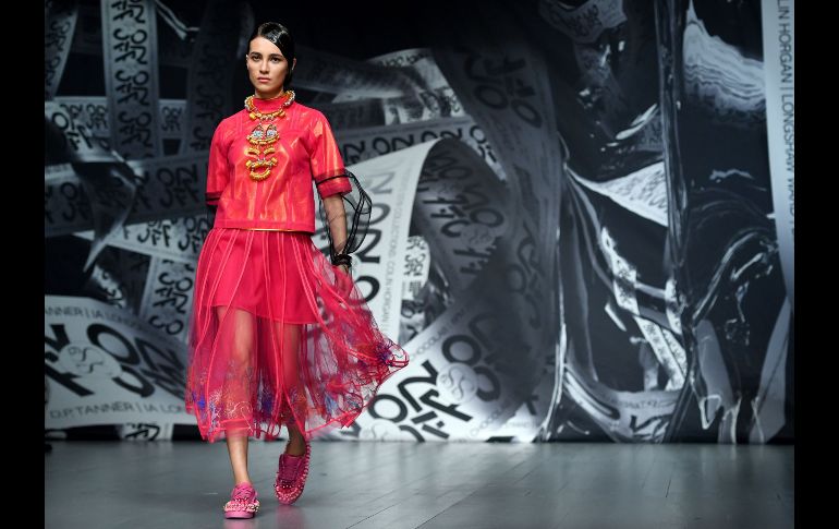 Una modelo presenta una creación de la marca On/Off durante la Semana de la Moda de Londres, en Inglaterra. EFE/F. Arrizabalaga