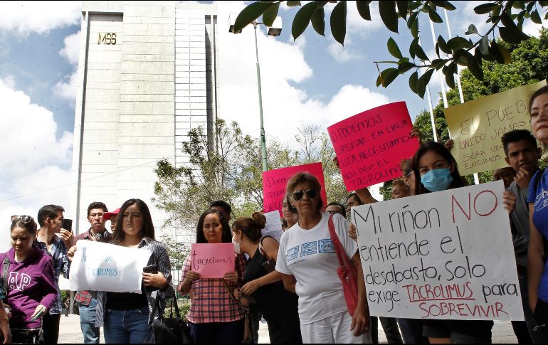 Unos treinta receptores de trasplantes renales se manifestaron en las afueras de las oficinas delegacionales del IMSS Jalisco para exigir que se reanude el suministro de tacrolimus. EL INFORMADOR/A. Camacho