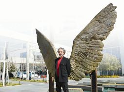 Jorge Marín posa  con 