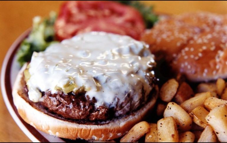 El colesterol en la sangre es un padecimiento silencioso y fulminante en determinado momento, no tiene síntomas y se presenta igual en hombres que en mujeres. AP / ARCHIVO