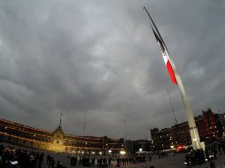 Enrique Peña Nieto encabezó la ceremonia de izamiento de la Bandera Nacional en la plancha del Zócalo capitalino, en memoria de las víctimas de los sismos del 19 de septiembre de 1985 y de 2017. NTX / J. Pazos