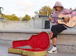 Bieber se colocó frente al Palacio de Buckingham en Londres para dedicarle una canción a su prometida. TWITTER