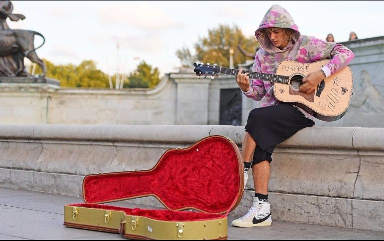 Bieber se colocó frente al Palacio de Buckingham en Londres para dedicarle una canción a su prometida. TWITTER