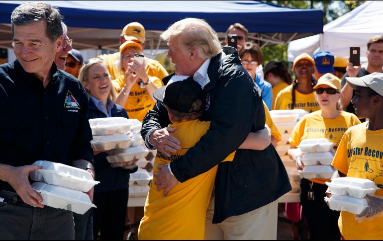 Trump elogió a los organismos que acudieron a la emergencia y ofreció consuelo a los habitantes afectados por la tormenta. AP/ E. Vucci
