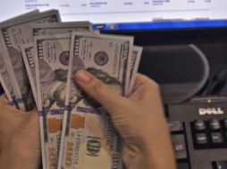 El Banxico fijó el tipo de cambio para solventar obligaciones denominadas en moneda extranjera pagaderas en el país en 18.7672 pesos. AFP / ARCHIVO