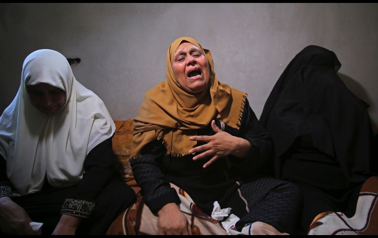 La madre de Ahamd Omar se lamenta por la muerte de su hijo, durante su funeral en la casa familiar en el campamento de refugiados Shati, en Territorios Palestinos. Omar murió el martes durante una protesta en el cruce fronterizo entre Gaza e Israel. AP/A. Hana